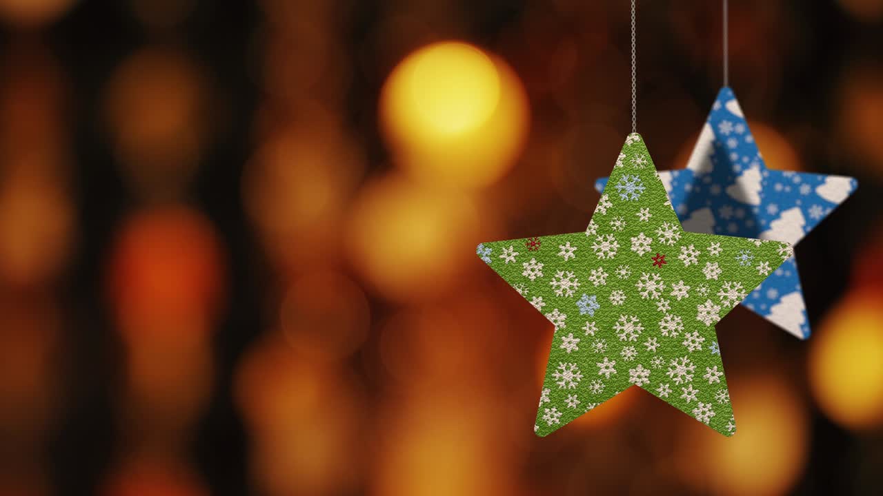 los adornos de las estrellas de navidad se mueven en el fondo de bokeh.
