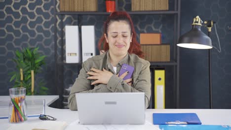 mujer de negocios enamorada sintiéndose feliz.