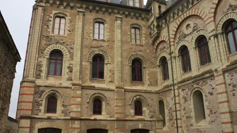 exterior de la fachada arquitectónica del palacio episcopal en angrys, francia