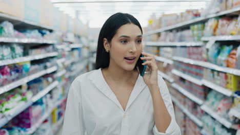 mujer comprando en un supermercado