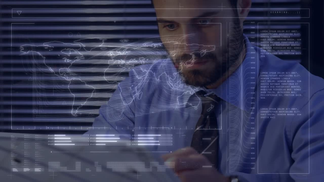 Mann som gjennomgår diagrammer med blyant, mens holografisk kart og datapaneler dukker opp i teknologien.
