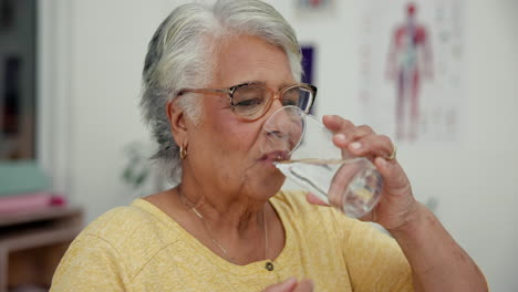mujer mayor bebiendo agua