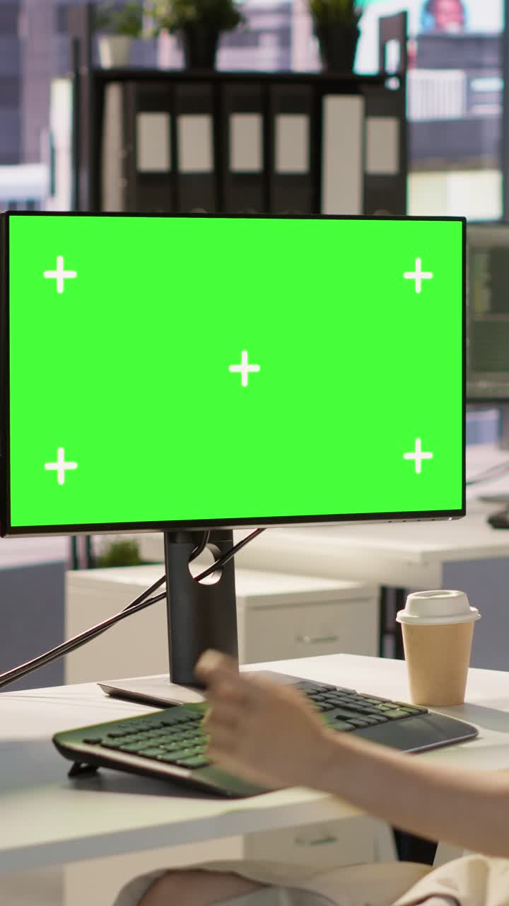 Vertikal video. Udvikler bruger en PC med flere skærme på kontoret.