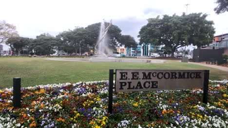 hermoso parque de brisbane con flores y fuente de agua