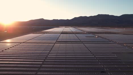 Vista-Aérea-De-Una-Gran-Planta-Solar-Al-Atardecer,-Disparo-De-Drones