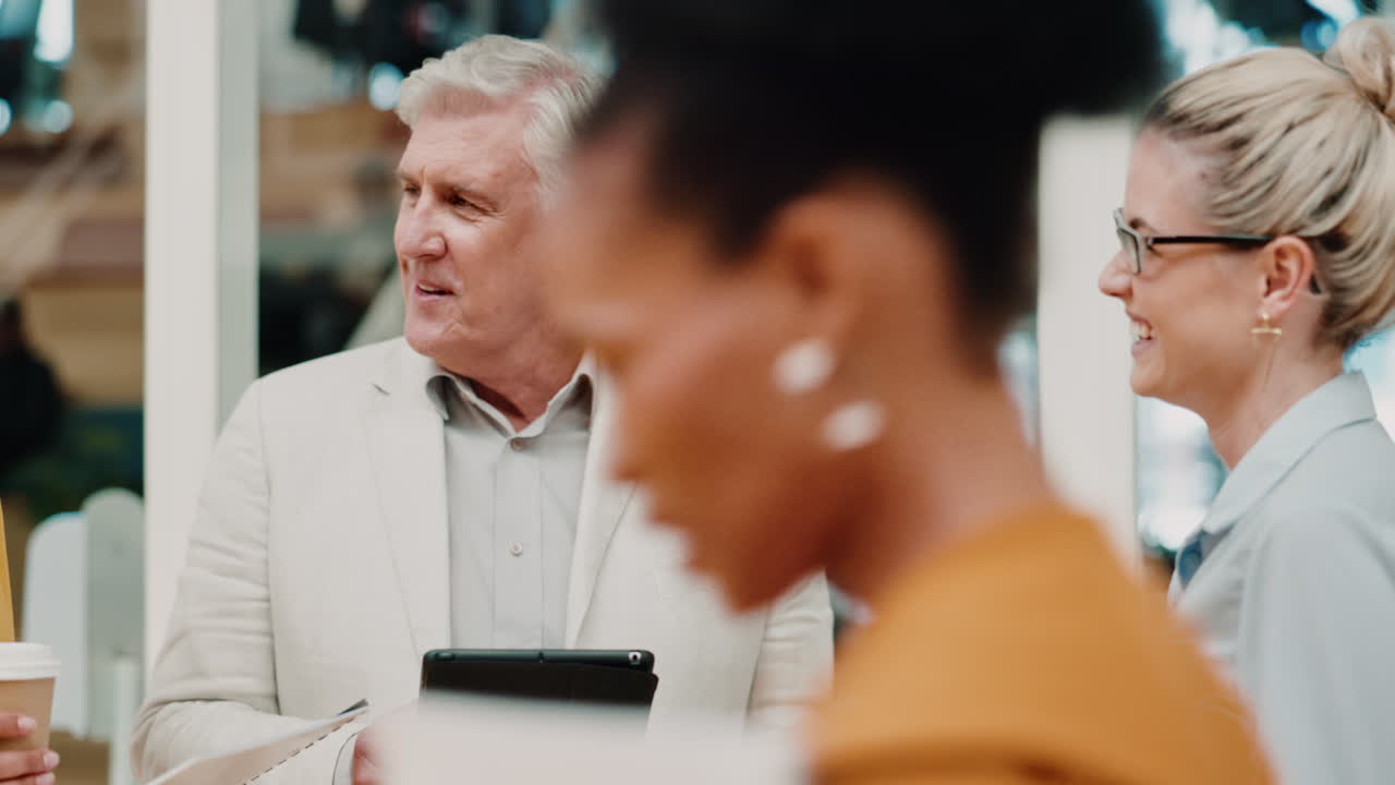 비즈니스 팀, 태블릿 및 사무실에서 대화