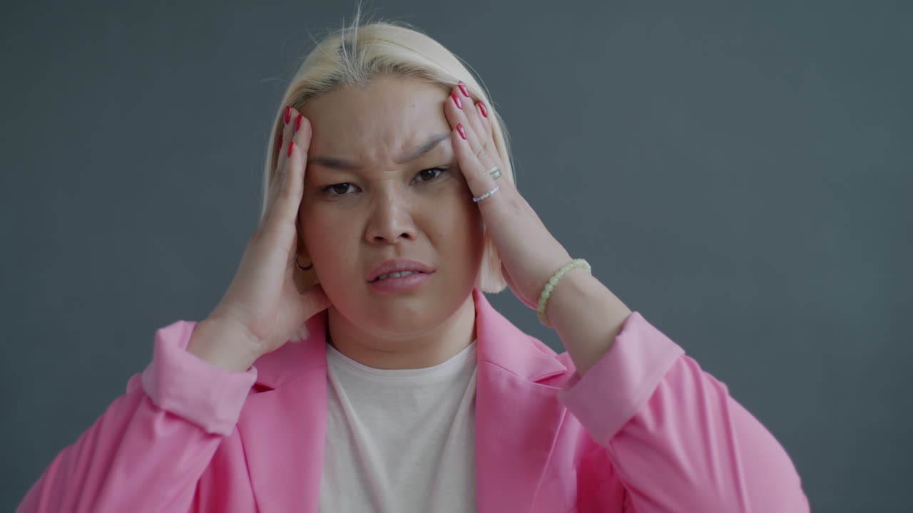 mujer con dolor de cabeza