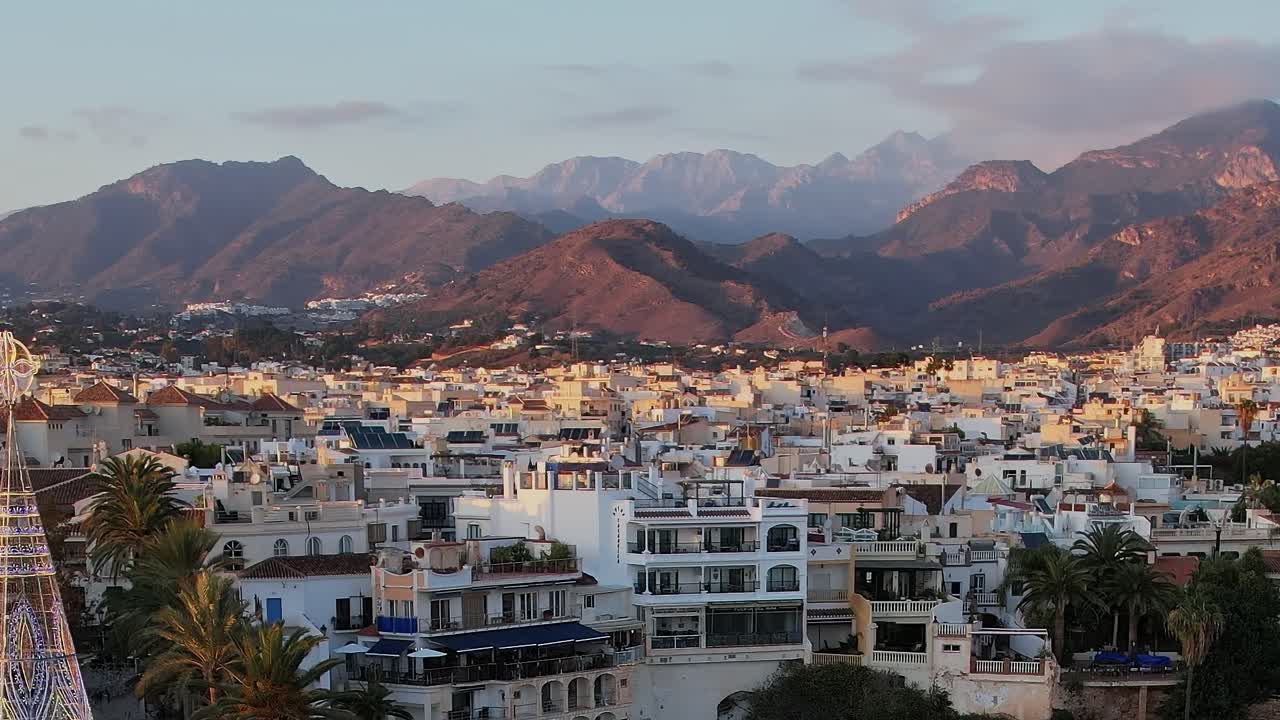 Isolati urbani densi di Nerja dall'alto