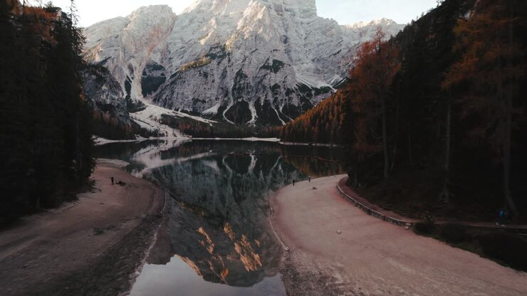 4K Herbst Drohnen-Luftaufnahme Lago di Braies Pragser Wildsee Dolomiten Italien 2022