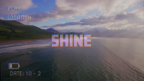 animación de texto brillante en la pantalla de una cámara de video con interfaz digital que filma un paisaje marino
