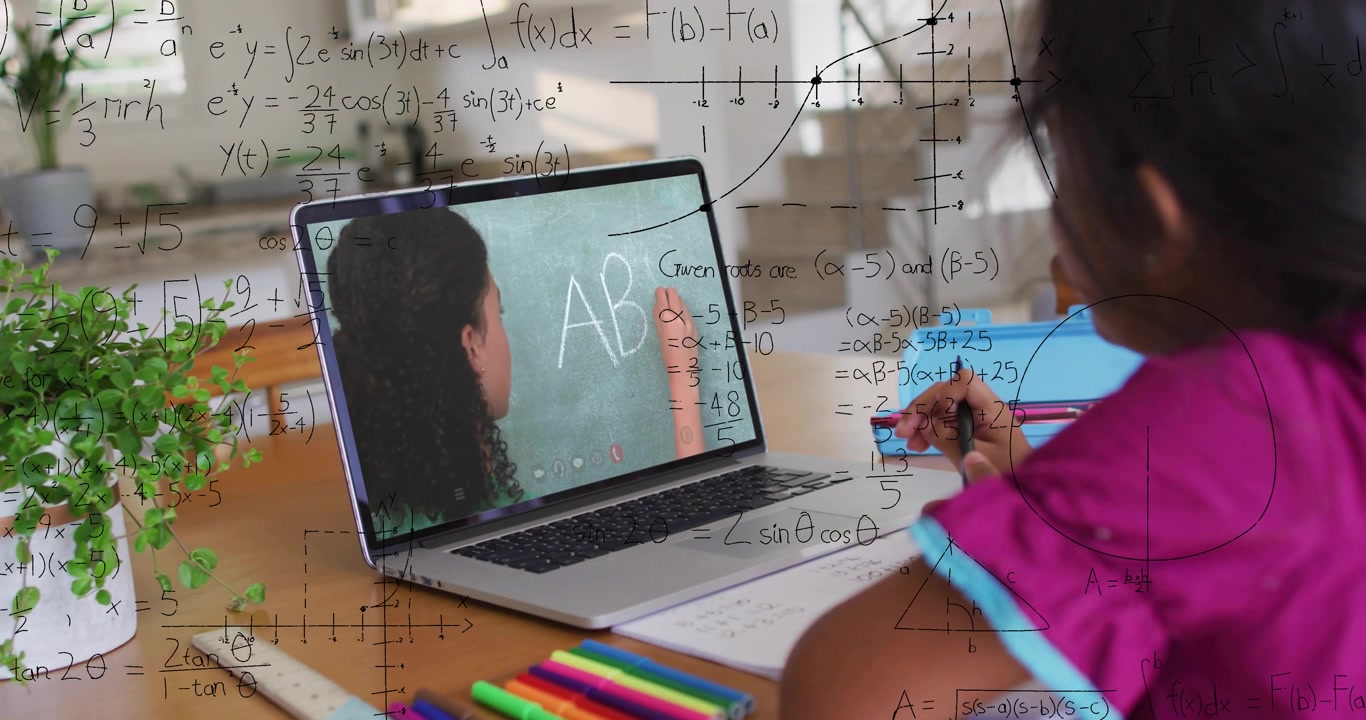 Criança aprendendo com tutor via laptop, escrevendo no quadro-negro e copiando anotações, com fórmulas sobrepostas ao caderno.