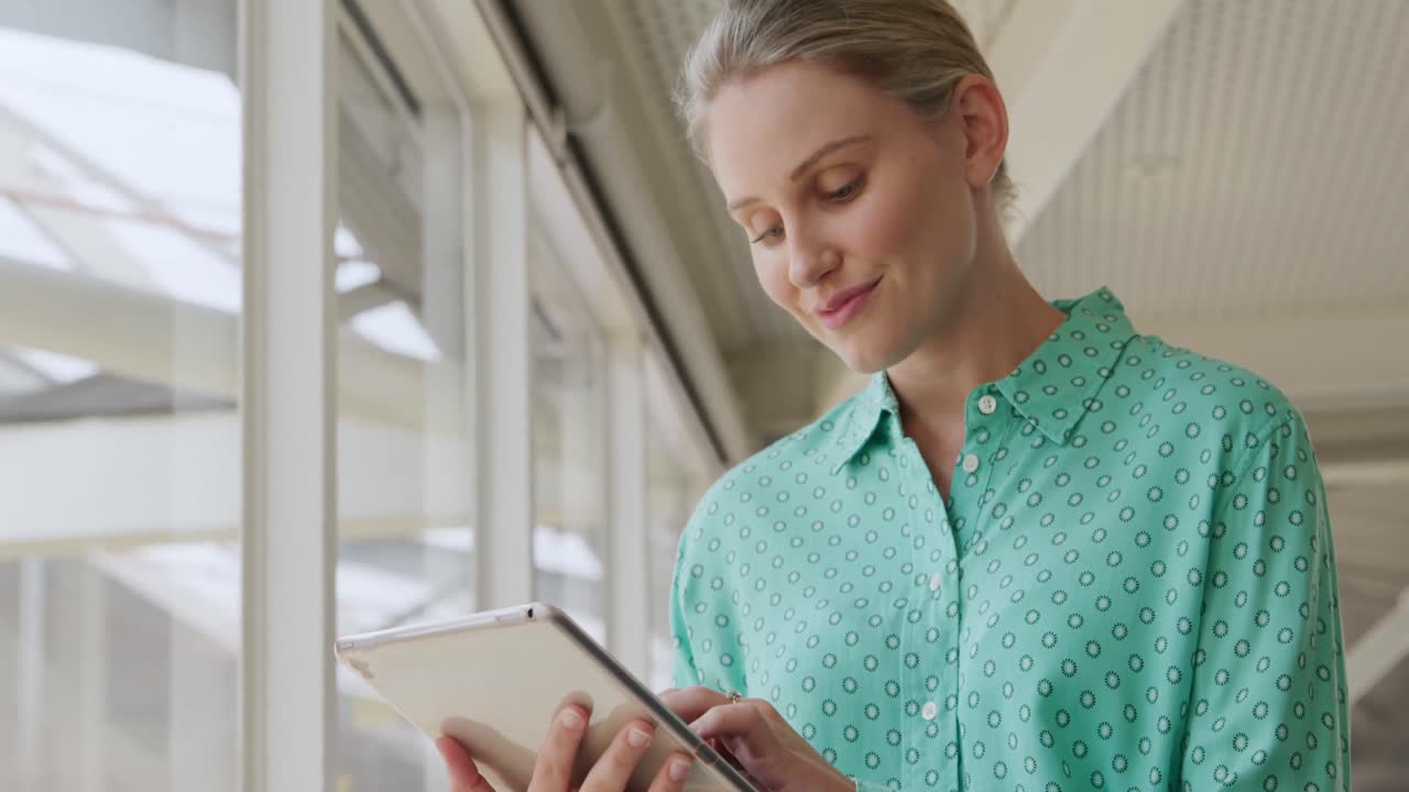 mujer joven que trabaja en una oficina creativa