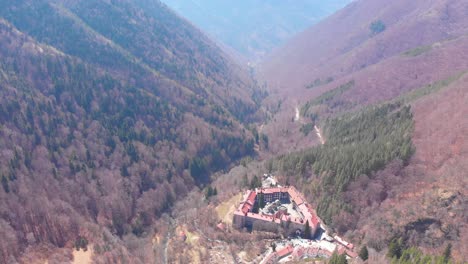 volando sobre el valle del monasterio de rila durante la primavera