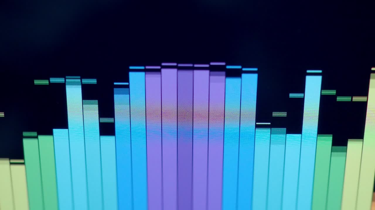 music equalizer bar. equalizzer di forma d'onda audio su animazione a ciclo di sfondo nero. filmati di musica o onde sonore. equalizzatore di suono a colori astratto. bar di spettro gradiente grafico musicale. incandescente e pulsante.