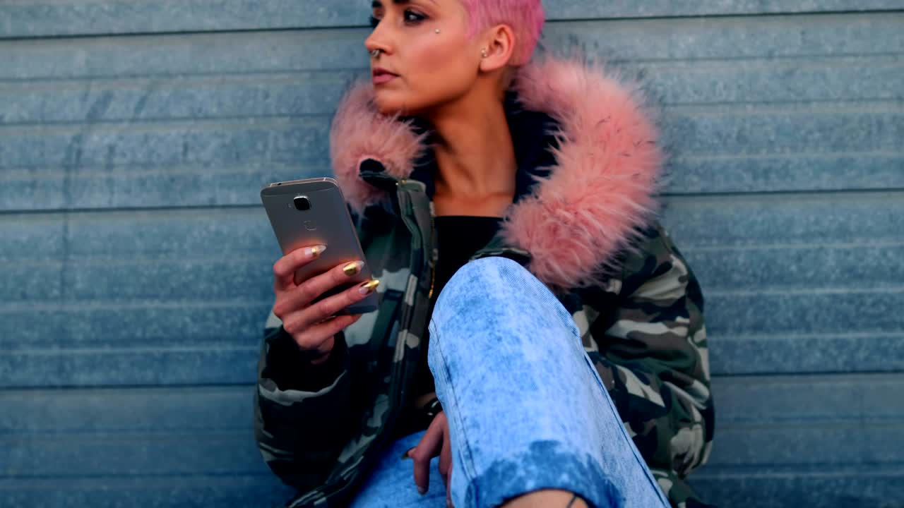 mujer usando teléfono móvil fuera de la tienda 4k