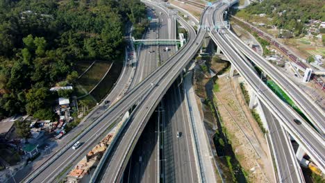 tráfico en un intercambio masivo de carreteras con varios niveles y carretera en forma de bucle en hong kong, vista aérea