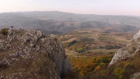 Toma-Panorámica-Aérea-De-ángulo-Alto-De-Gran-Roca-Alta-En-El-Borde-De-Una-Montaña-3