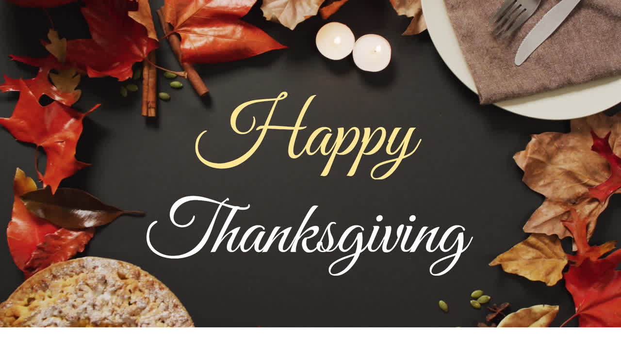 Animazione del testo "Happy Thanksgiving" sopra foglie autunnali su sfondo nero.