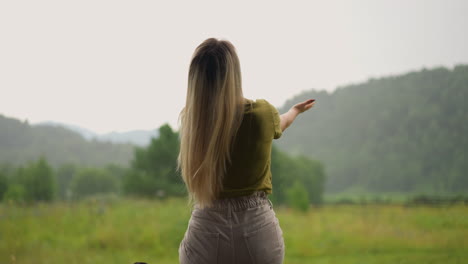 Mujer-Feliz-Disfruta-De-La-Unidad-Con-La-Naturaleza-Bajo-La-Lluvia-De-Verano