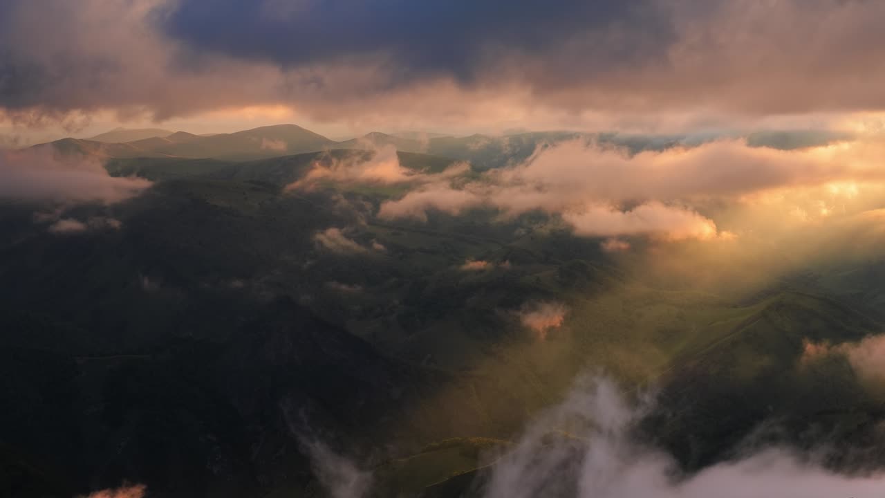 nubes bajas sobre una meseta montañosa en los rayos del atardecer. atardecer en la meseta de bermamyt norte del cáucaso, karachay-cherkessia, rusia.