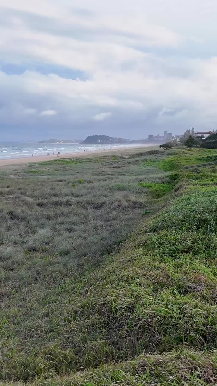 해가 지는 시점 에 아름다운 해변 과 내륙 의 풍경