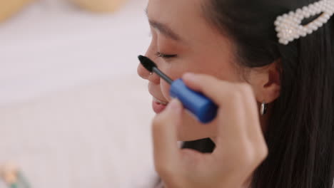 cosméticos, pestañas y maquillaje de una mujer haciendo