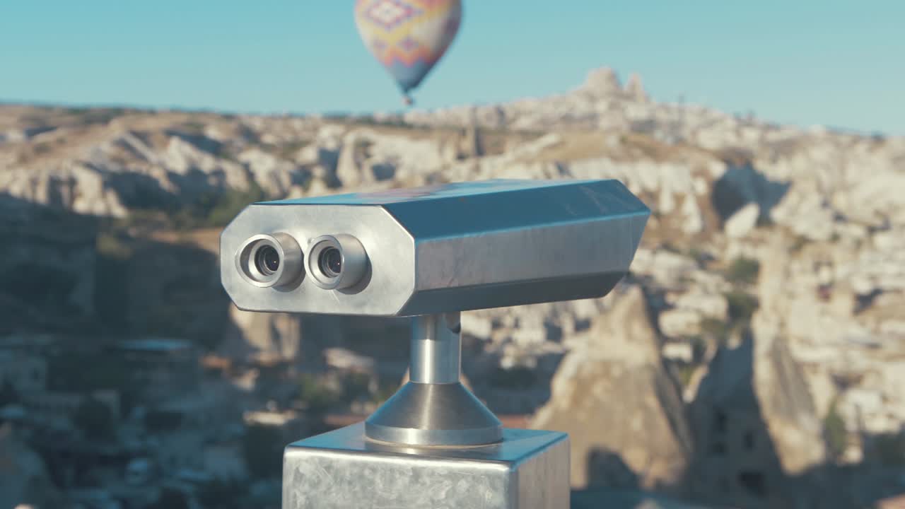 카파도키아의 asiklar tepesi 관측 지점 꼭대기에서 쌍안경 보기