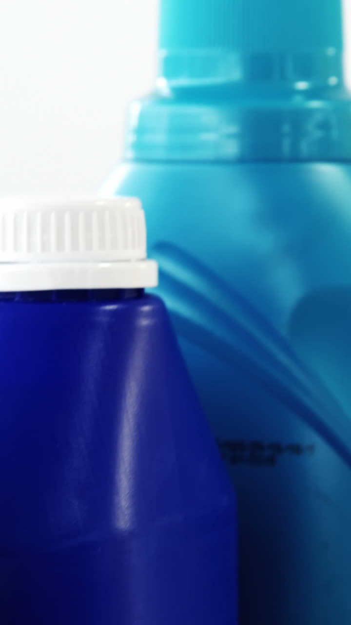 líquido de limpieza para el hogar en recipiente