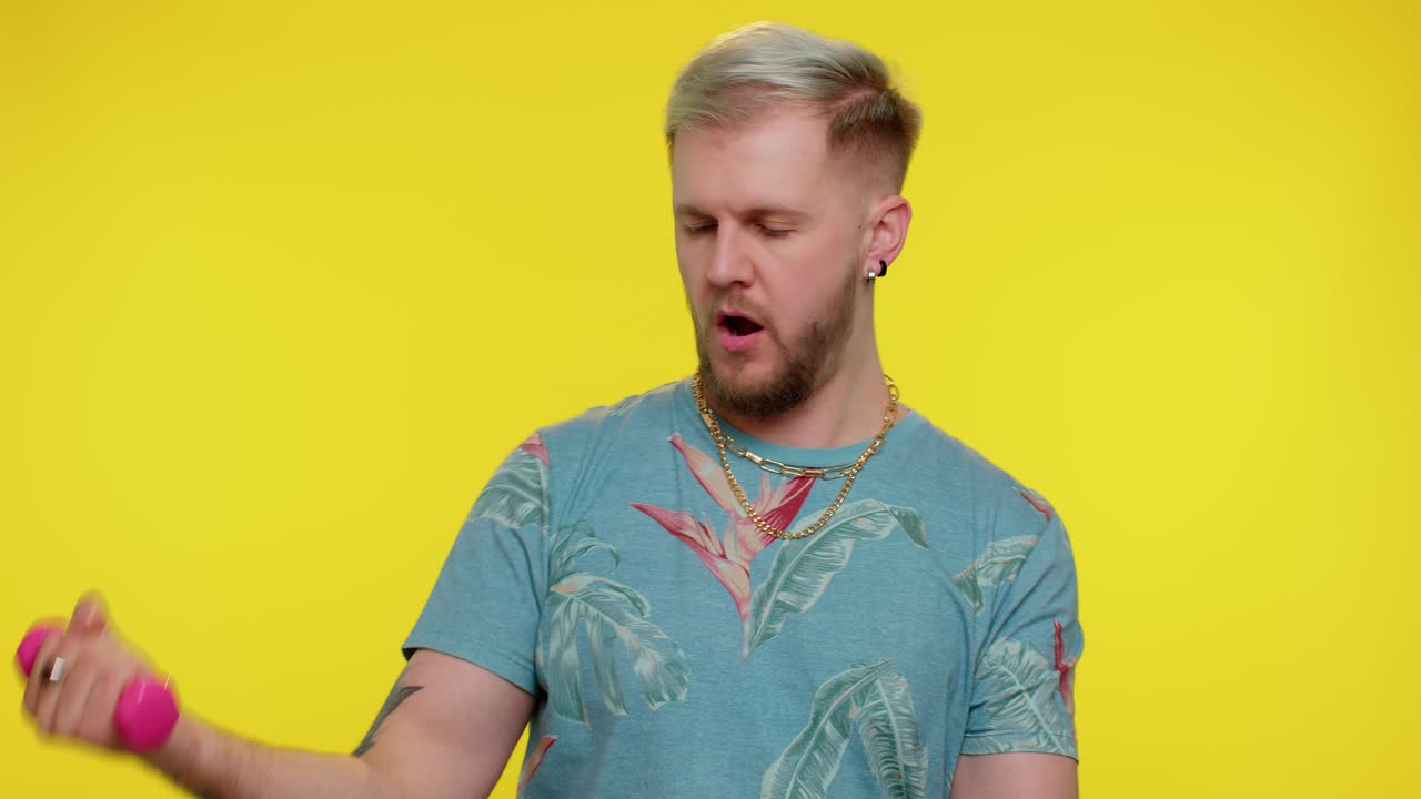 스포츠 관광 스타일리시 남자 운동 팔 근육을 핑 덤벨을 들어 필라테스를 연습