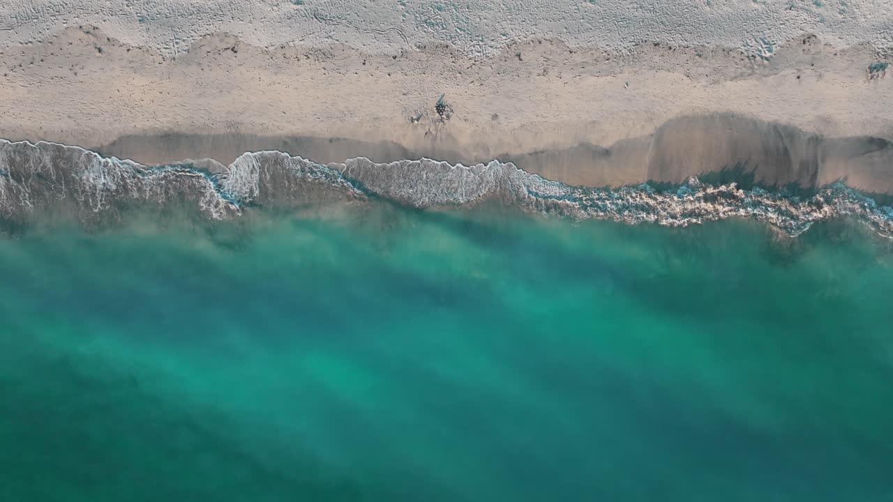 Spiaggia di Bovaer con acqua turchese in Norvegia - vista aerea dall'alto