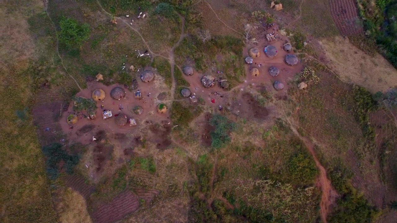 Luftfoto oppefra af landlige traditionelle huse i en landsby i Abuja, Nigeria.