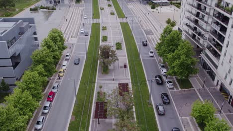 Luftaufnahme-Der-Straßenbahnlinie-Im-Stadtzentrum-Von-Montpellier,-Umgeben-Von-Zwei-Straßen