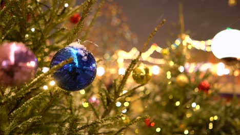 Weihnachtsbaum-Auf-Der-Stadtstraße