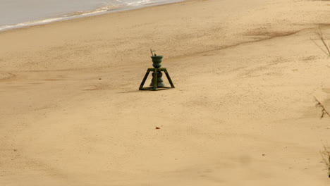 Totale-Aufnahme-Der-Gezeiten--Und-Zeitglocke-Am-Strand-Von-Happisburgh-Im-März-2024