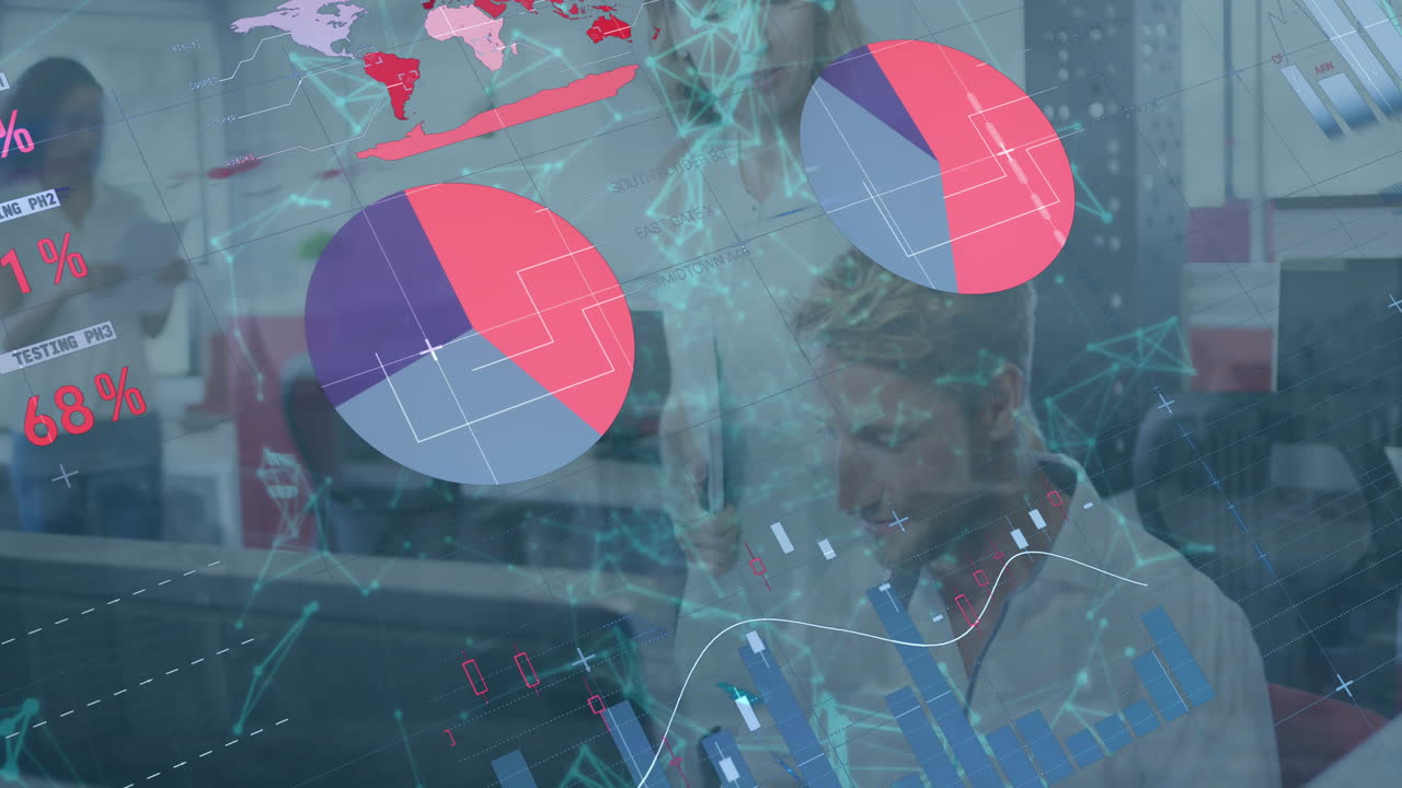 los colegas de negocios están trabajando en una computadora y discutiendo su trabajo.