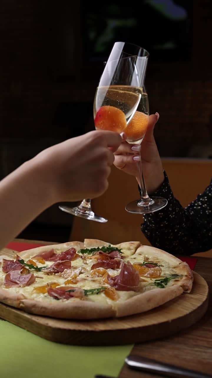 피자와 페인으로 축하합니다.