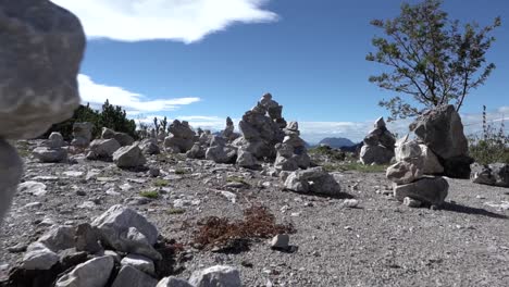 Gimbal-60-Fps-Slomo-A-Través-De-Piedras-Zen-En-Los-Alpes-Tiroleses-Vista-A-Kaiser-Más-Salvaje