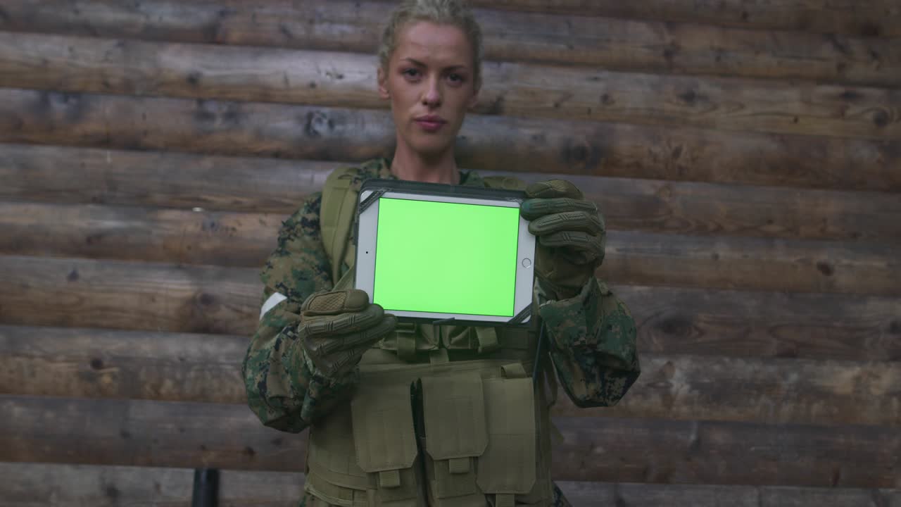 tableta de pantalla verde utilizada por una mujer soldado del ejército