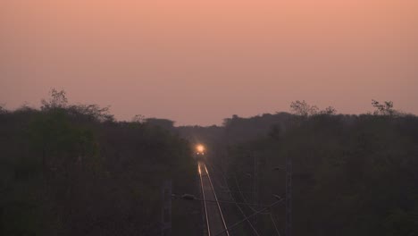 Frontaufnahme-Einer-Lokomotive-Der-Indischen-Eisenbahn,-Die-Bei-Sonnenaufgang-Am-Morgen-In-Indien-Durch-Einen-Tunnel-Fährt