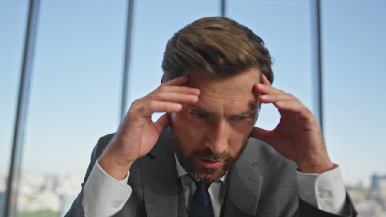 hombre enojado gritando teléfono móvil final de la llamada en la oficina de primer plano. charla ejecutiva loca