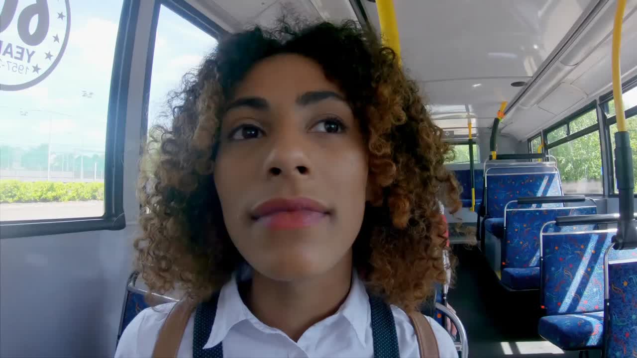 chica joven viajando en un autobús 4k