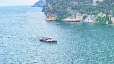 Fähre-Fährt-In-Riva-Del-Garda,-Italien,-Luftdrohne