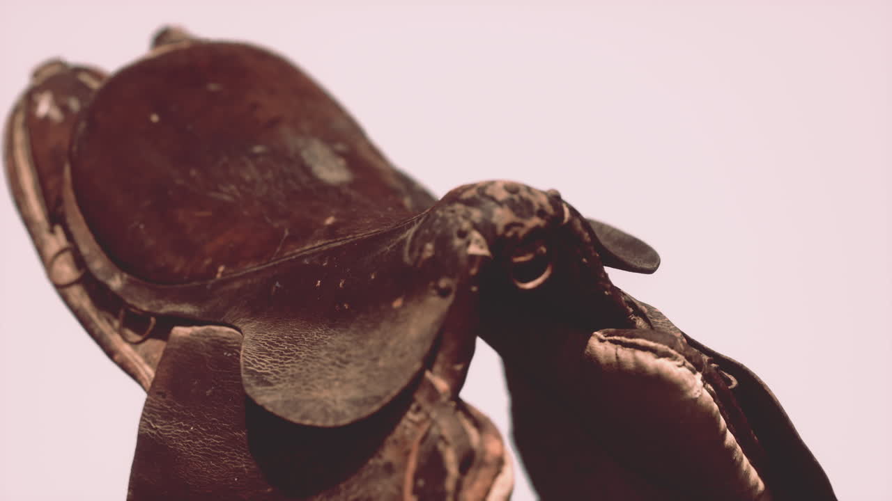 vieja silla de caballo de doma de cuero vintage usada