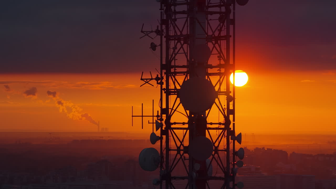 Vista aerea da drone di una grande torre di telecomunicazioni con un intenso tramonto arancione su Belgrado, Serbia