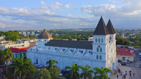 Vista-Aérea-De-La-Catedral-De-Santiago-Apóstol-En-La-Comunidad-De-Santiago-Los-Caballeros,-República-Dominicana