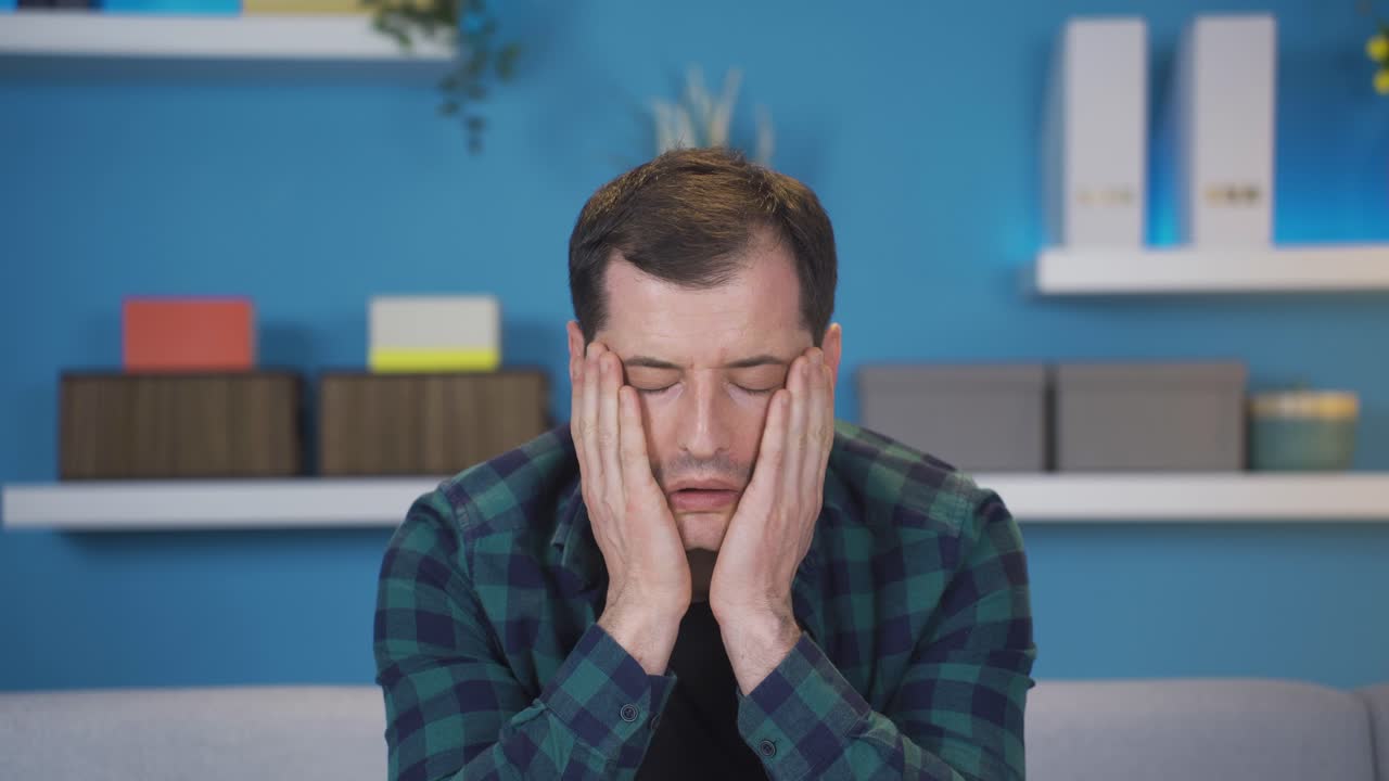 hombre deprimido mirando a su alrededor en casa estresado y pensativo