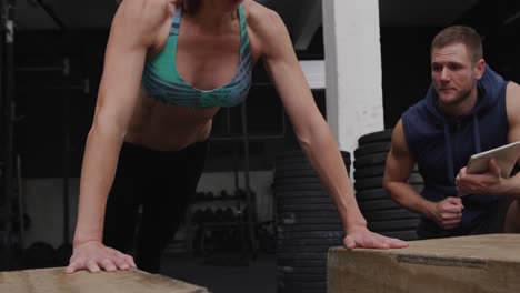 entrenamiento cruzado en un gimnasio