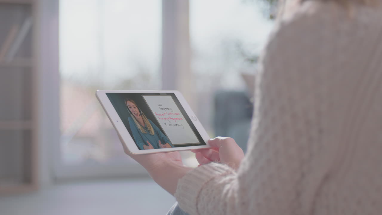 mujeres que aprenden cursos en línea