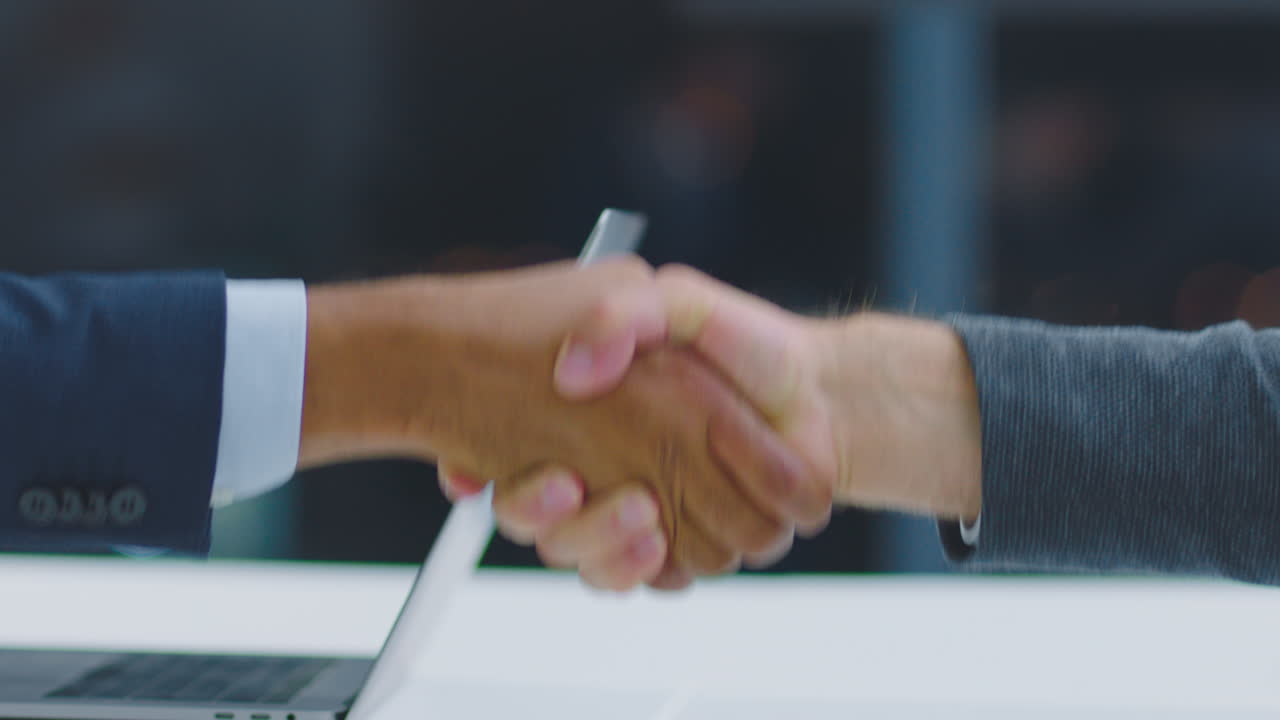 Un apretón de manos de negocios.