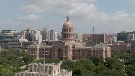 Teleobjetivo-Panorámico-Aéreo-De-Austin,-Edificio-Del-Capitolio-Del-Estado-De-Texas-Al-Mediodía-Con-Nubes,-Luz-Solar-Brillante-Y-La-Torre-Ut-En-El-Fondo